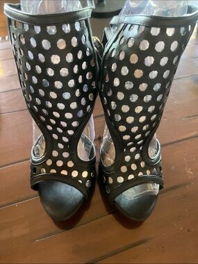 Spirit Moda Black Cutout Peep-Toe Heels